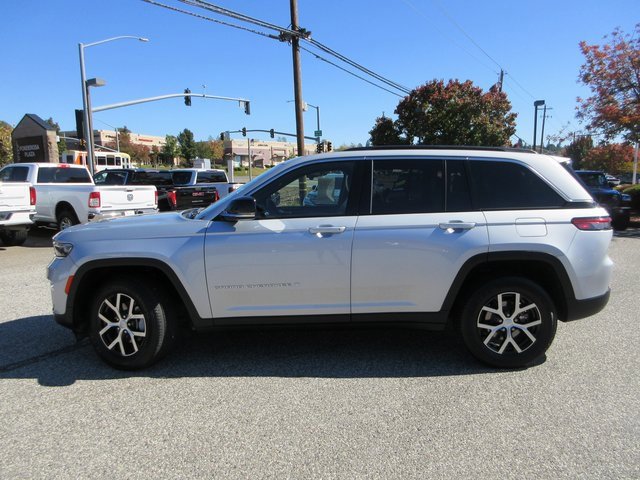 Used 2024 Jeep Grand Cherokee Limited image 9