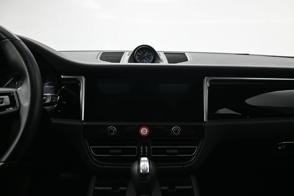 Certified 2024 Porsche Macan AWD/4WD image 11