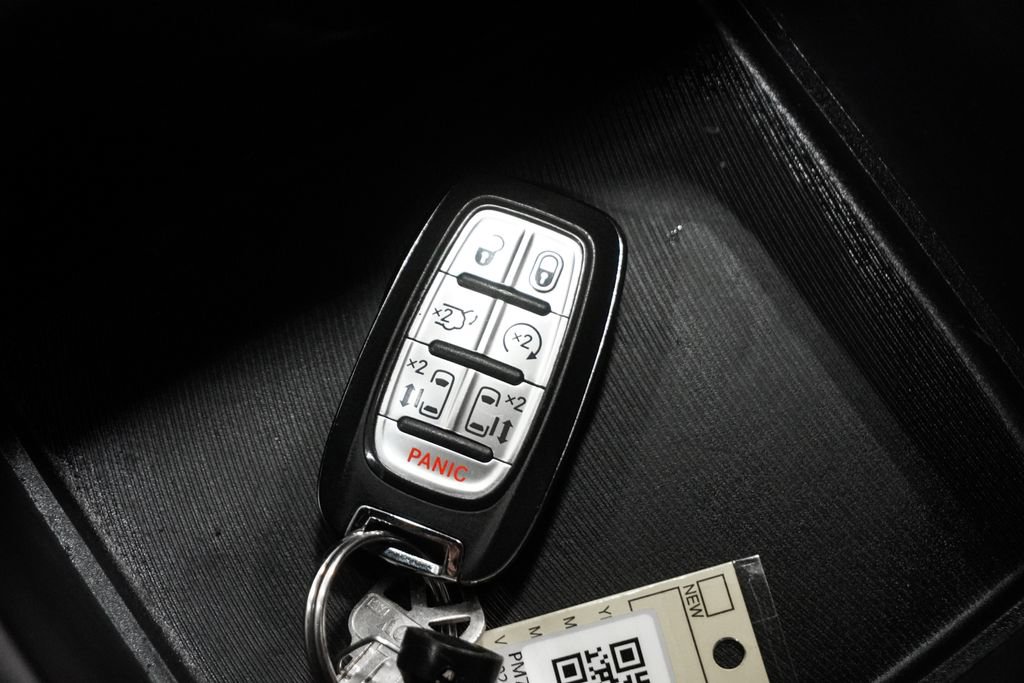 Used 2025 Chrysler Pacifica Select image 25