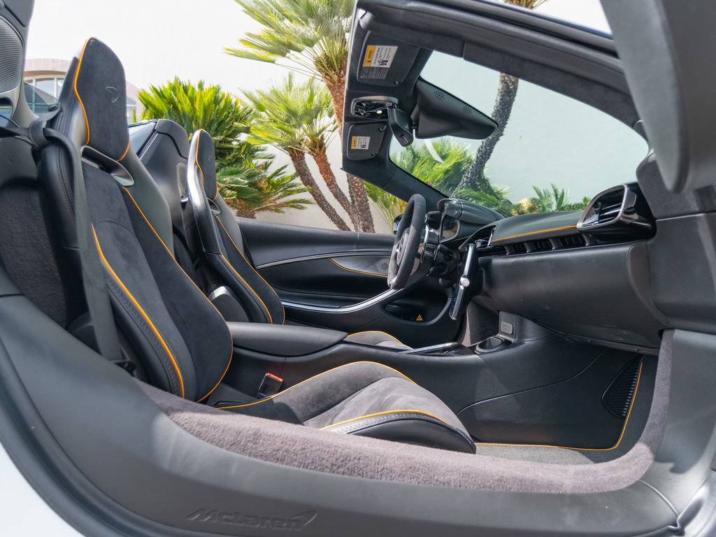 Used 2025 McLaren Artura Spider RWD image 11