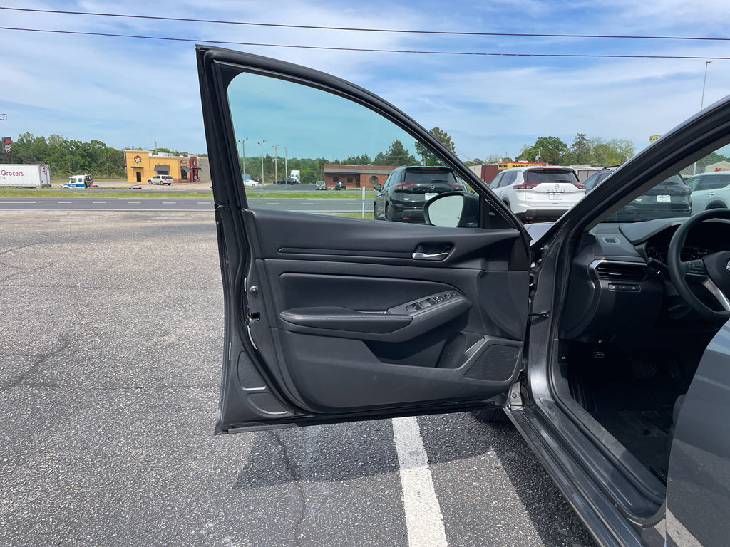 Used 2025 Nissan Altima 2.5 SV FWD image 8