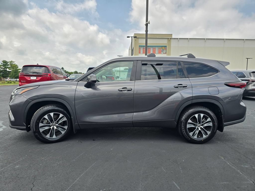 Used 2024 Toyota Highlander XLE AWD/4WD image 5