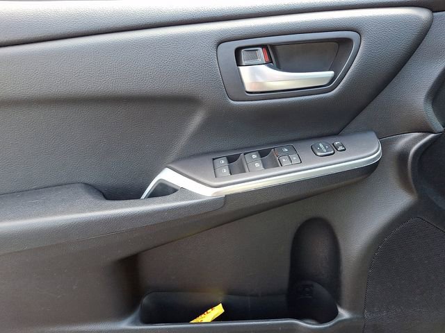 Used 2015 Toyota Camry SE FWD image 13