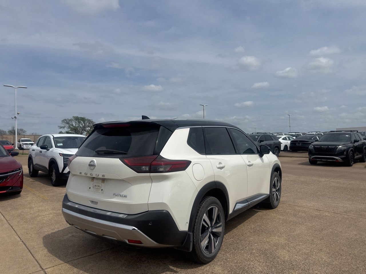 Used 2021 Nissan Rogue Platinum image 18