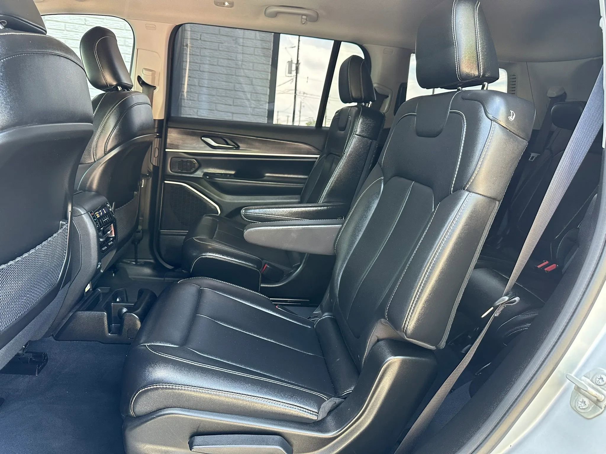 Used 2023 Jeep Grand Cherokee L Limited AWD/4WD image 18