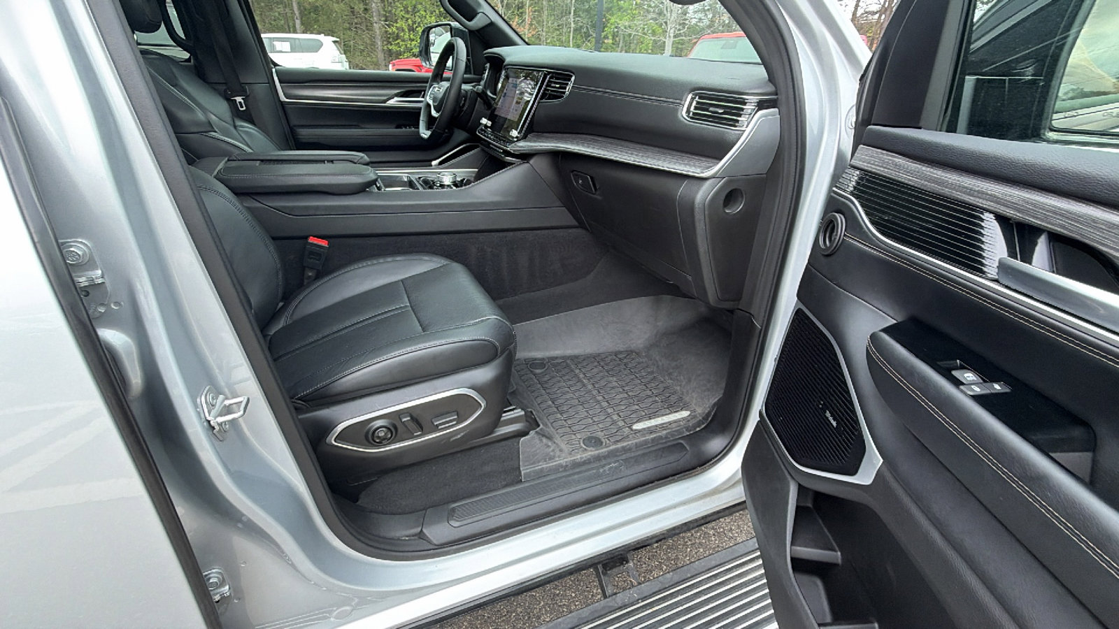 Used 2024 Jeep Wagoneer Series III w/ Premium Group I image 20