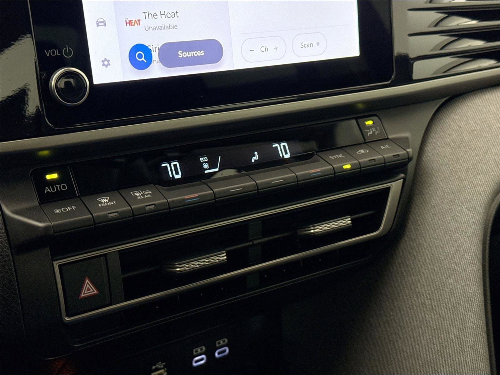 Used 2025 Toyota Camry LE w/ Convenience Package image 25