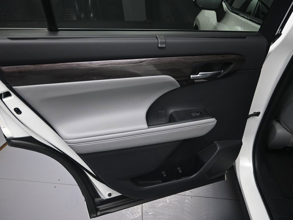 Used 2021 Toyota Highlander Limited image 29