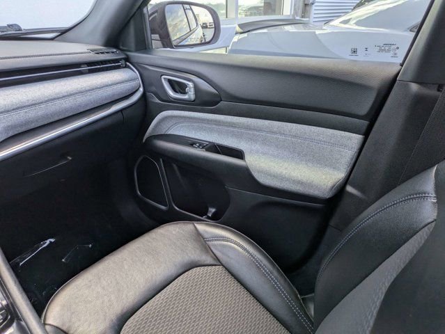 Used 2023 Jeep Compass Latitude w/ Convenience Group AWD/4WD image 18