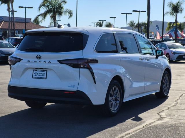 Used 2023 Toyota Sienna LE image 5