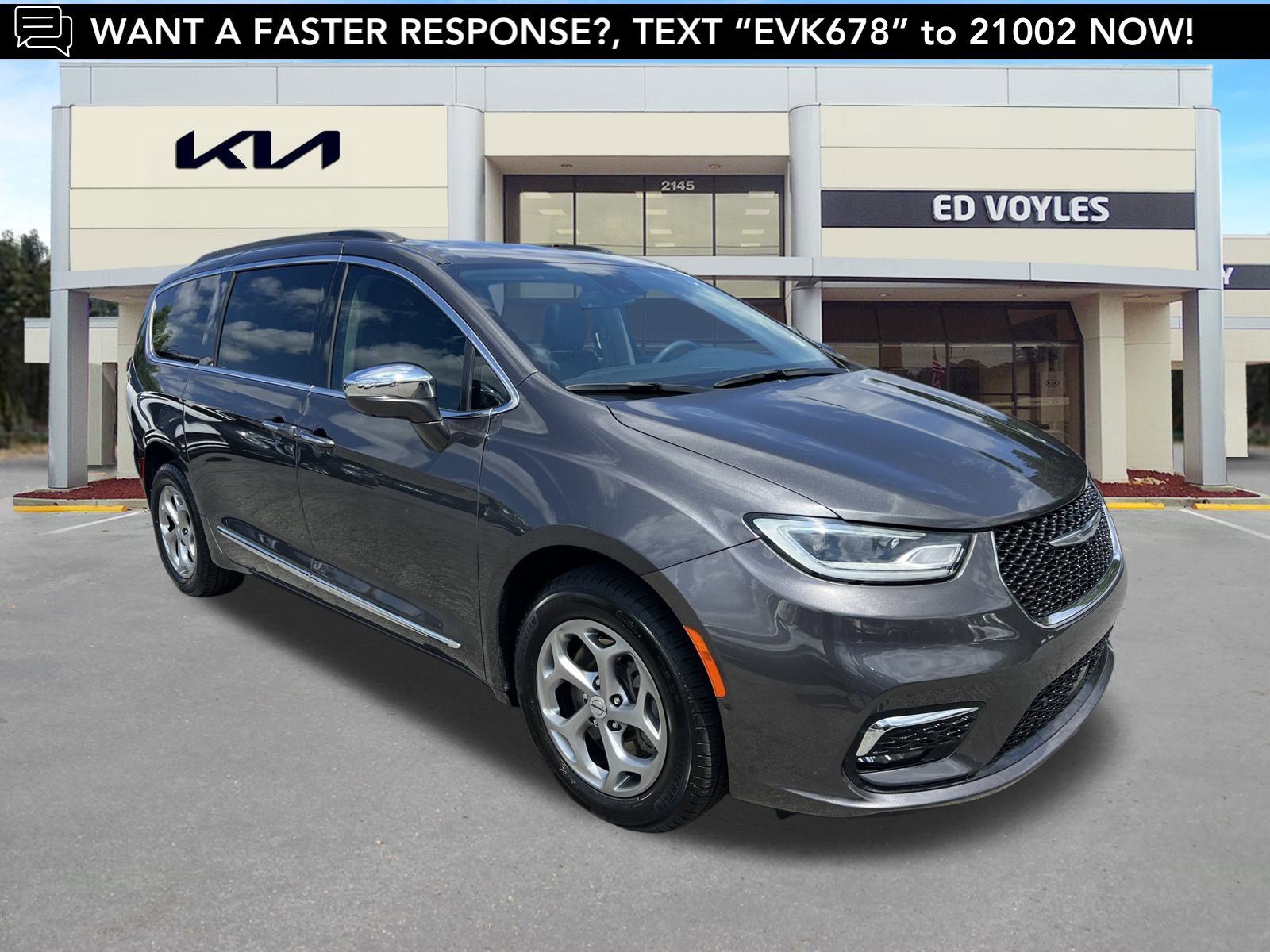 Used 2022 Chrysler Pacifica Limited w/ Uconnect Theater Family Group