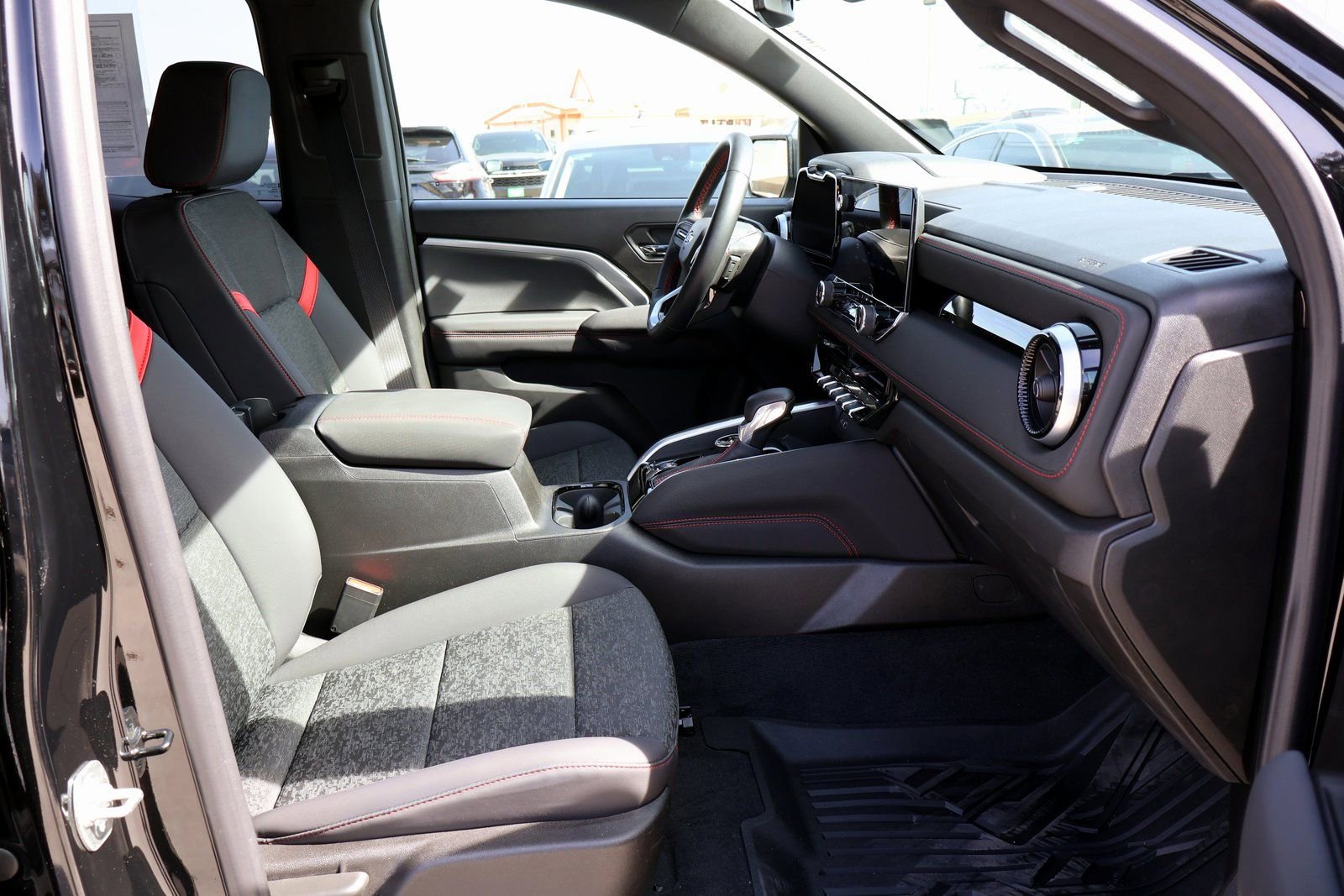 Used 2025 Chevrolet Colorado Z71 AWD/4WD image 13