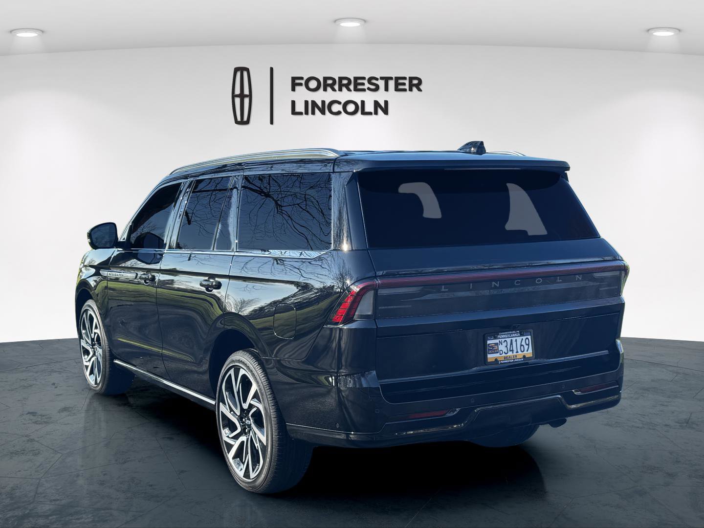 Used 2025 Lincoln Navigator Reserve AWD/4WD image 5