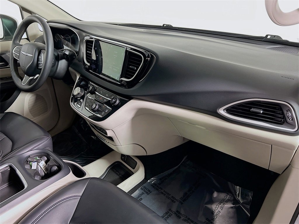 Used 2023 Chrysler Pacifica Touring-L image 27
