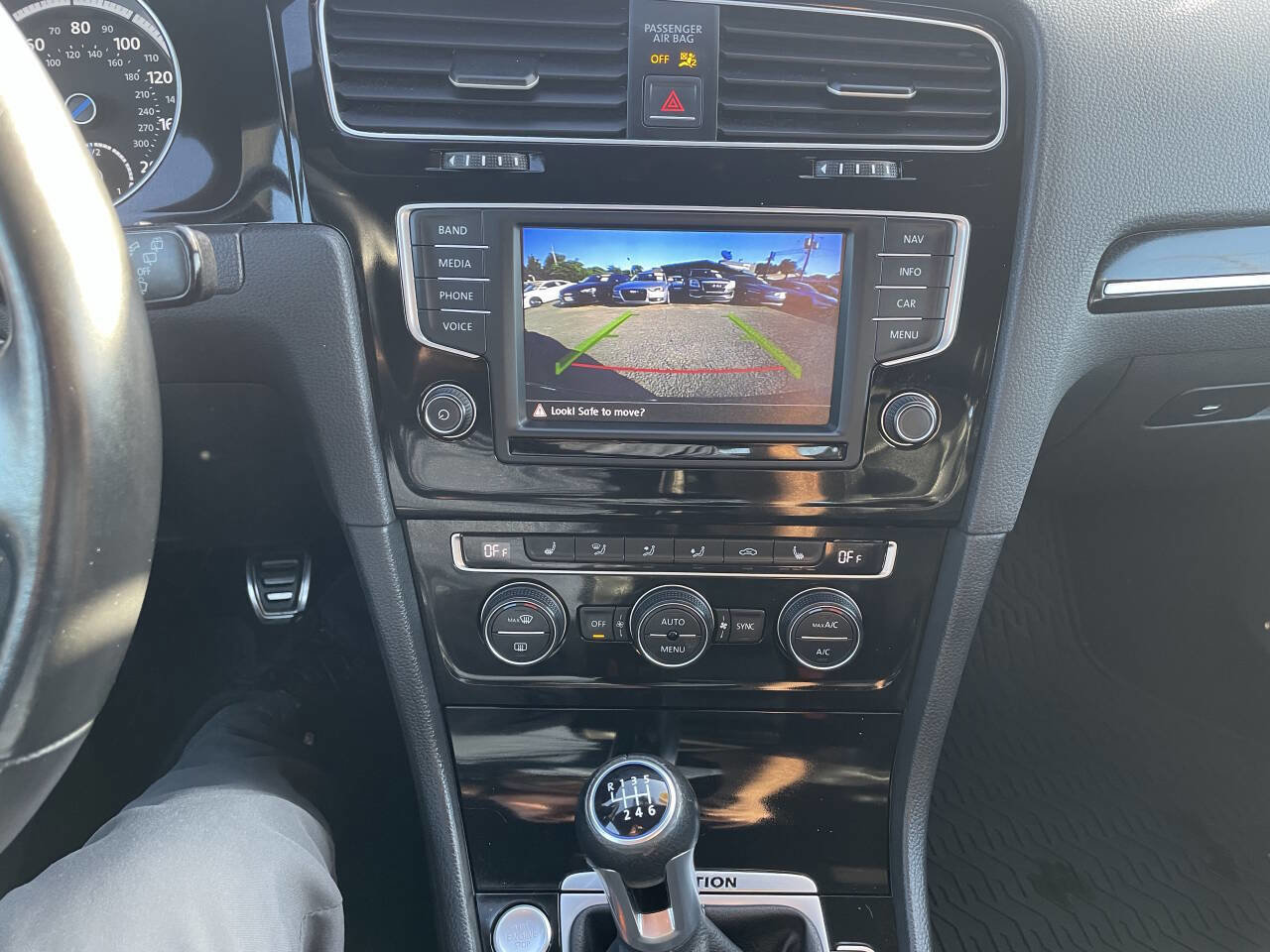 Used 2016 Volkswagen Golf 4-Door image 26