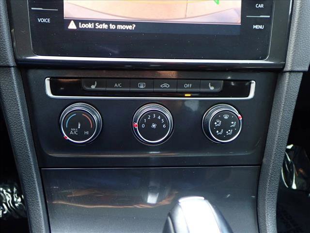 Used 2018 Volkswagen Golf SE image 19