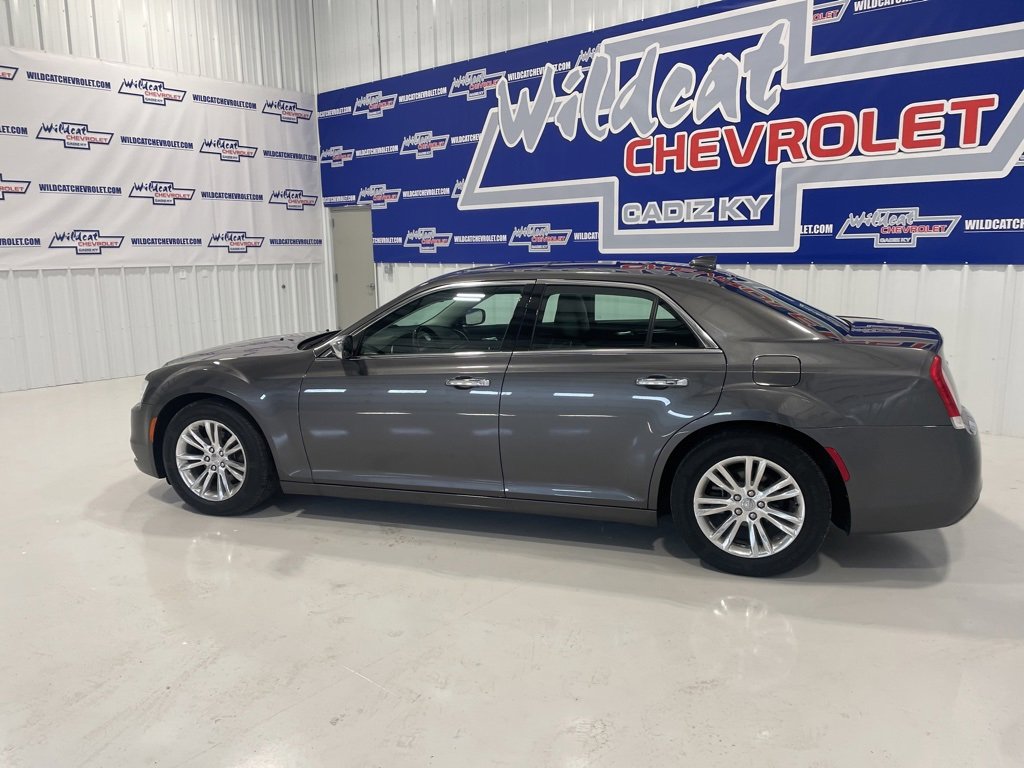 Used 2017 Chrysler 300 C image 5