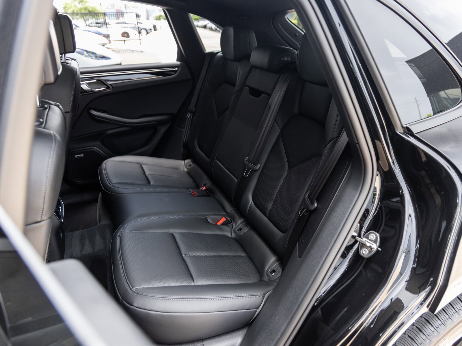 Used 2025 Porsche Macan image 33