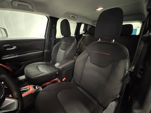 Used 2015 Jeep Renegade Trailhawk AWD/4WD image 17