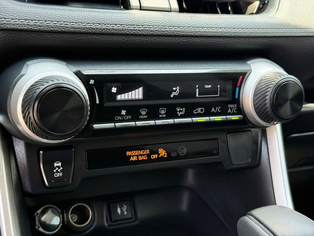 Used 2019 Toyota RAV4 LE w/ Carpet Mat Package FWD image 10