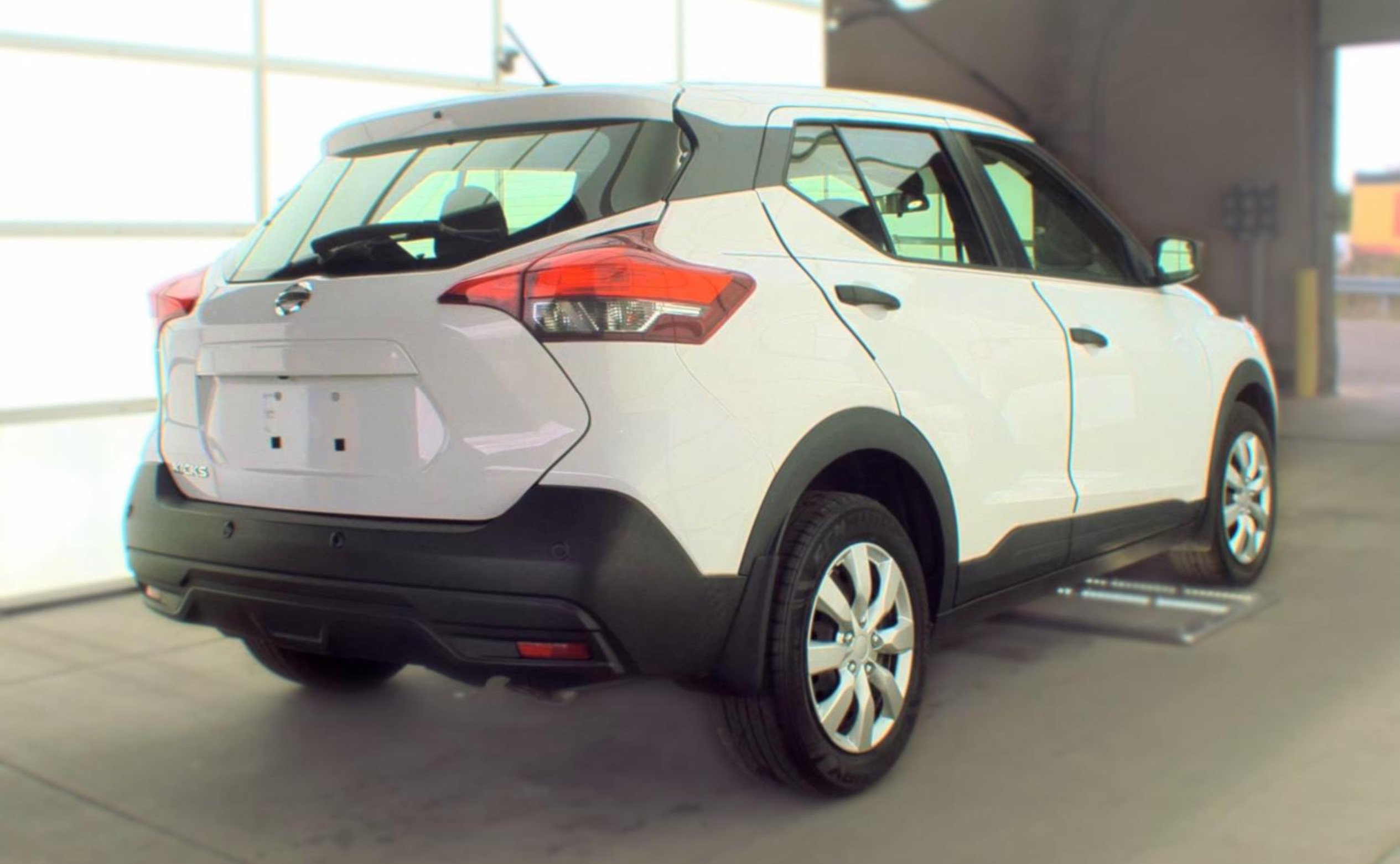 Used 2020 Nissan Kicks S FWD image 3