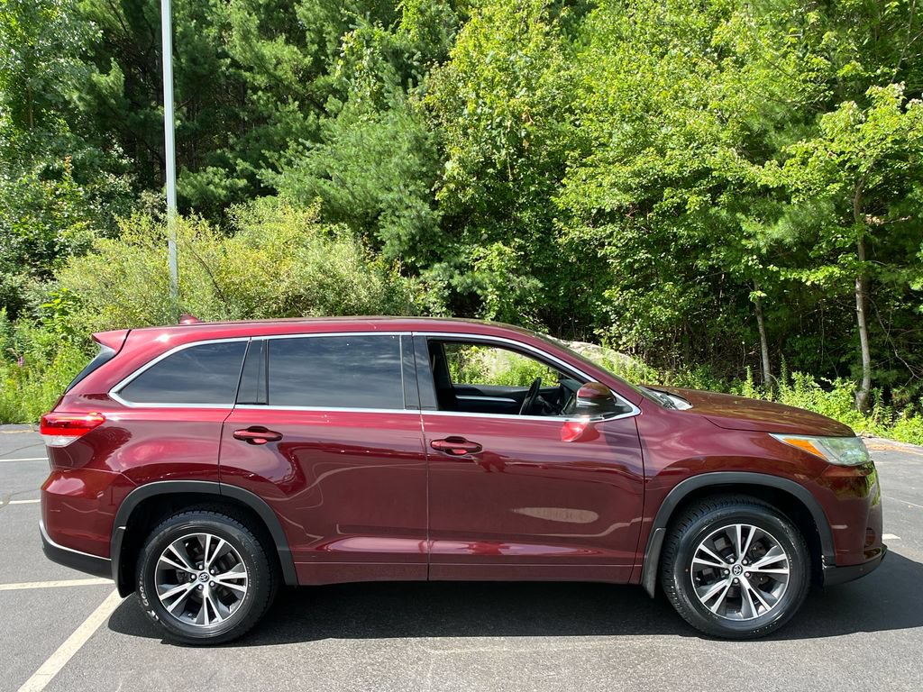 Used 2018 Toyota Highlander Plus AWD/4WD image 6