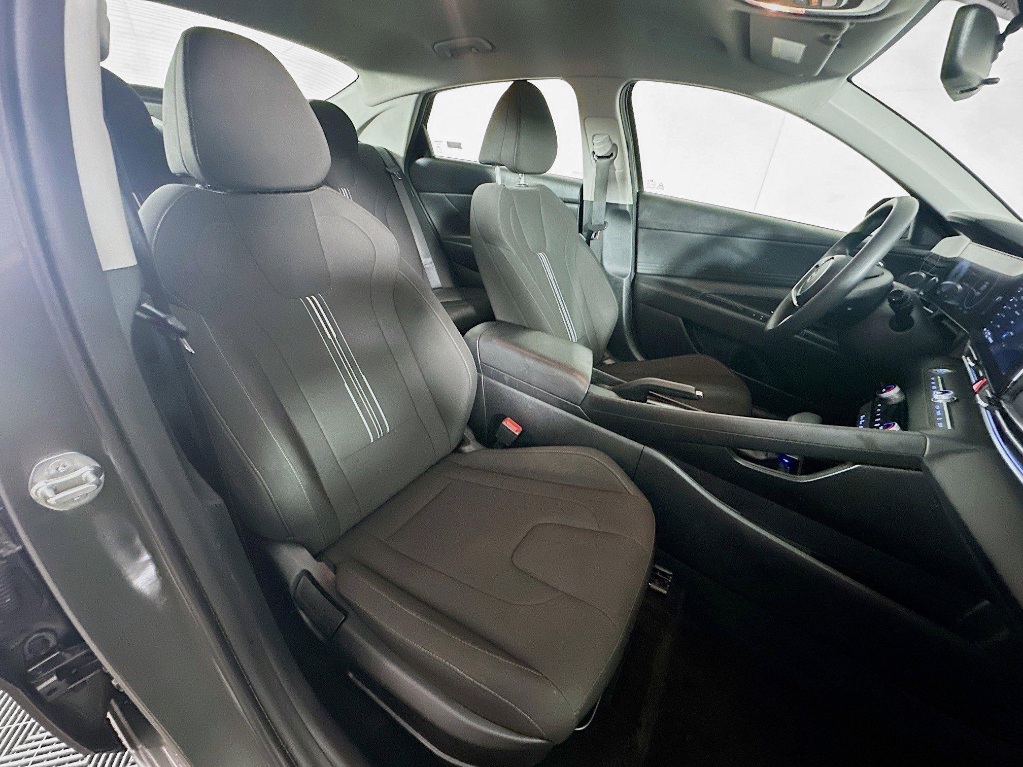 Used 2024 Hyundai Elantra SEL image 31