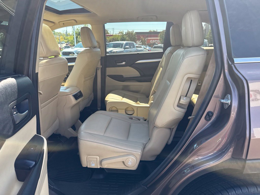 Certified 2017 Toyota Highlander XLE AWD/4WD image 11
