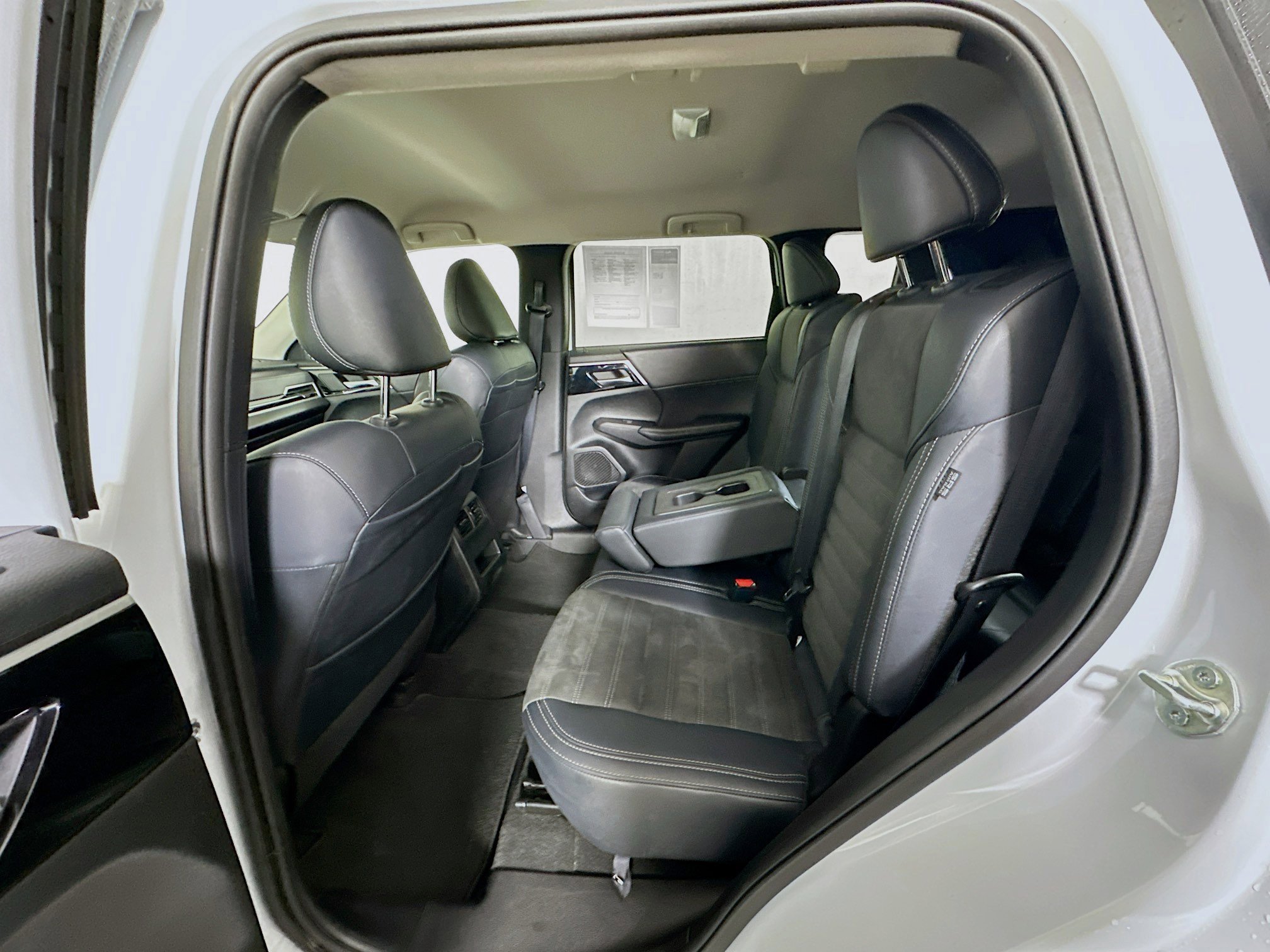 Used 2024 Mitsubishi Outlander SE image 27