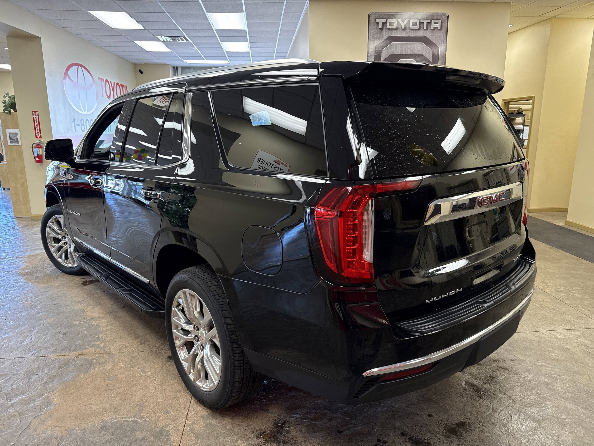 Used 2021 GMC Yukon SLT w/ SLT Luxury Plus Package AWD/4WD image 9
