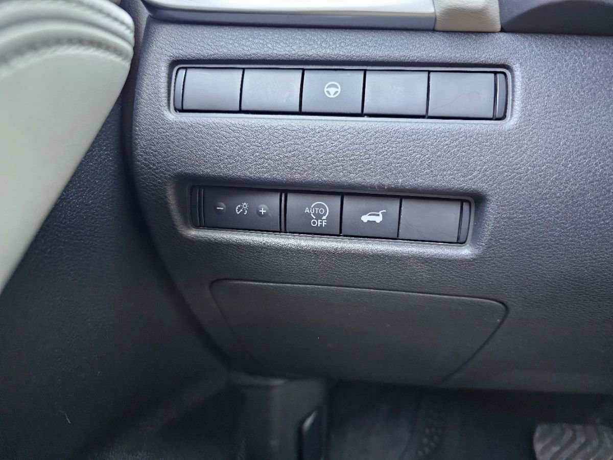 Used 2025 Nissan Rogue SV image 31