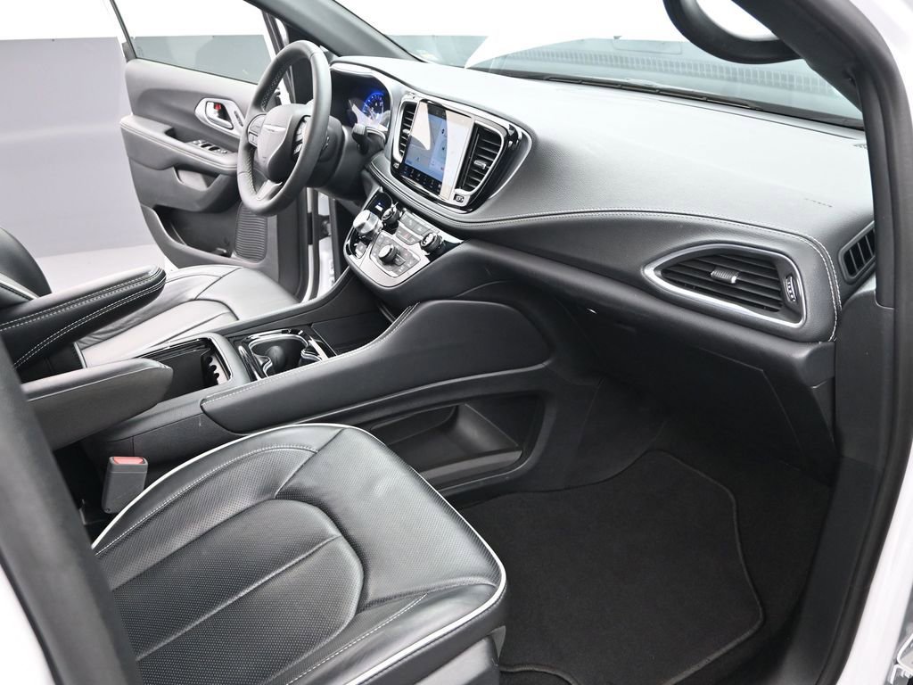 Used 2025 Chrysler Pacifica Limited image 24