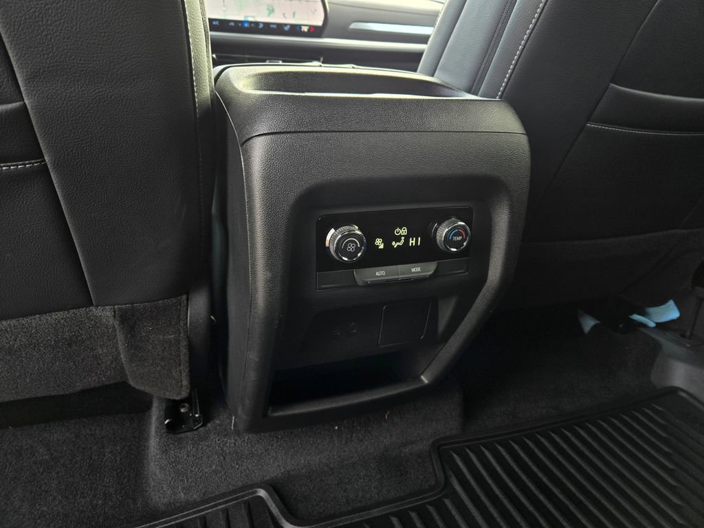 Used 2025 Chevrolet Traverse LT image 28