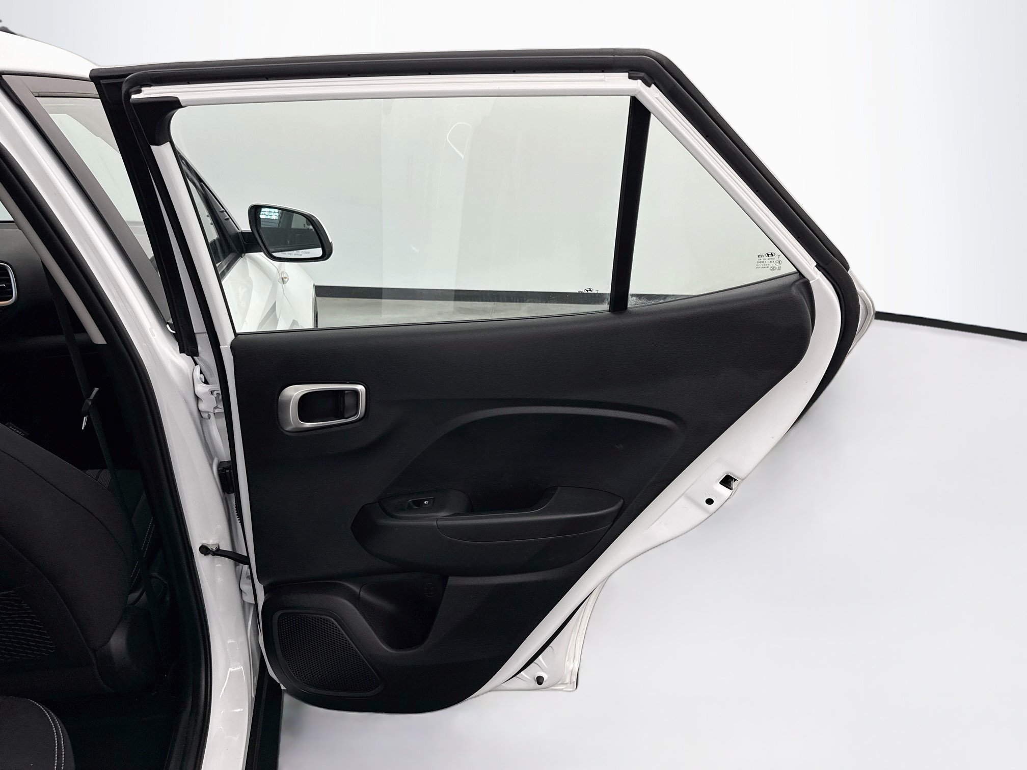 Used 2025 Hyundai Venue SEL FWD image 30