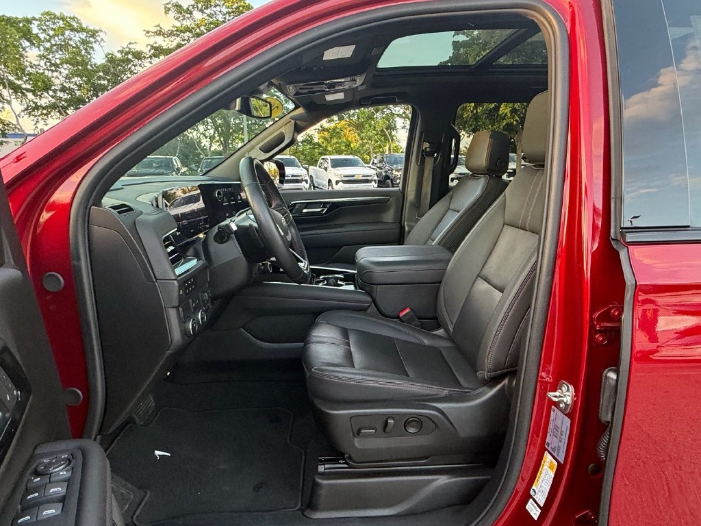 Used 2025 Chevrolet Suburban RST w/ Comfort Package RWD image 8