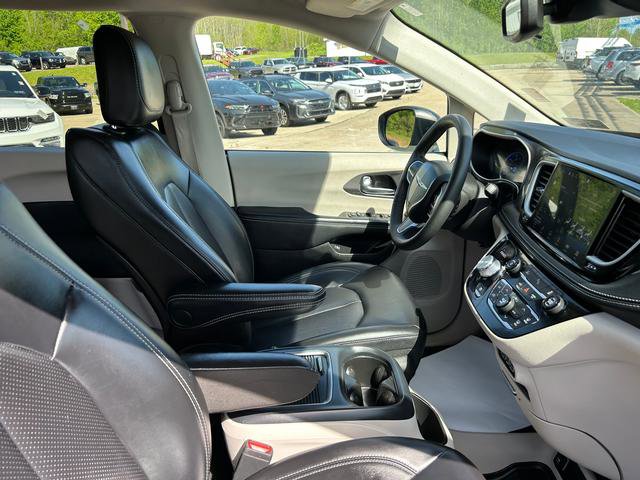 Certified 2023 Chrysler Pacifica Touring-L image 23