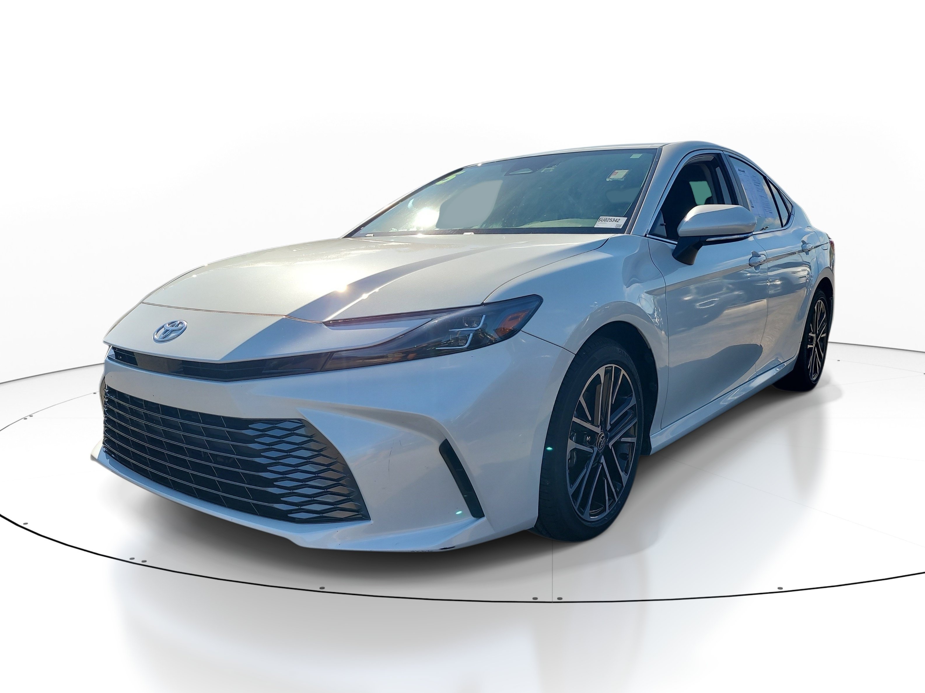 Used 2025 Toyota Camry XLE FWD image 3