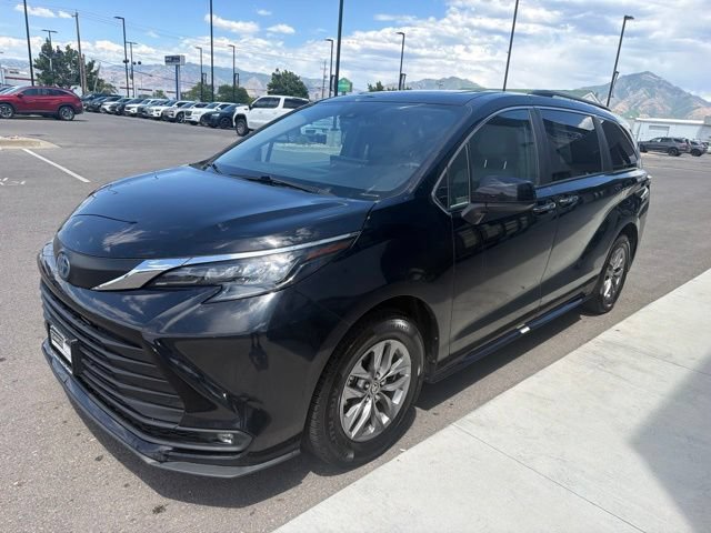 Used 2025 Toyota Sienna XLE FWD image 3