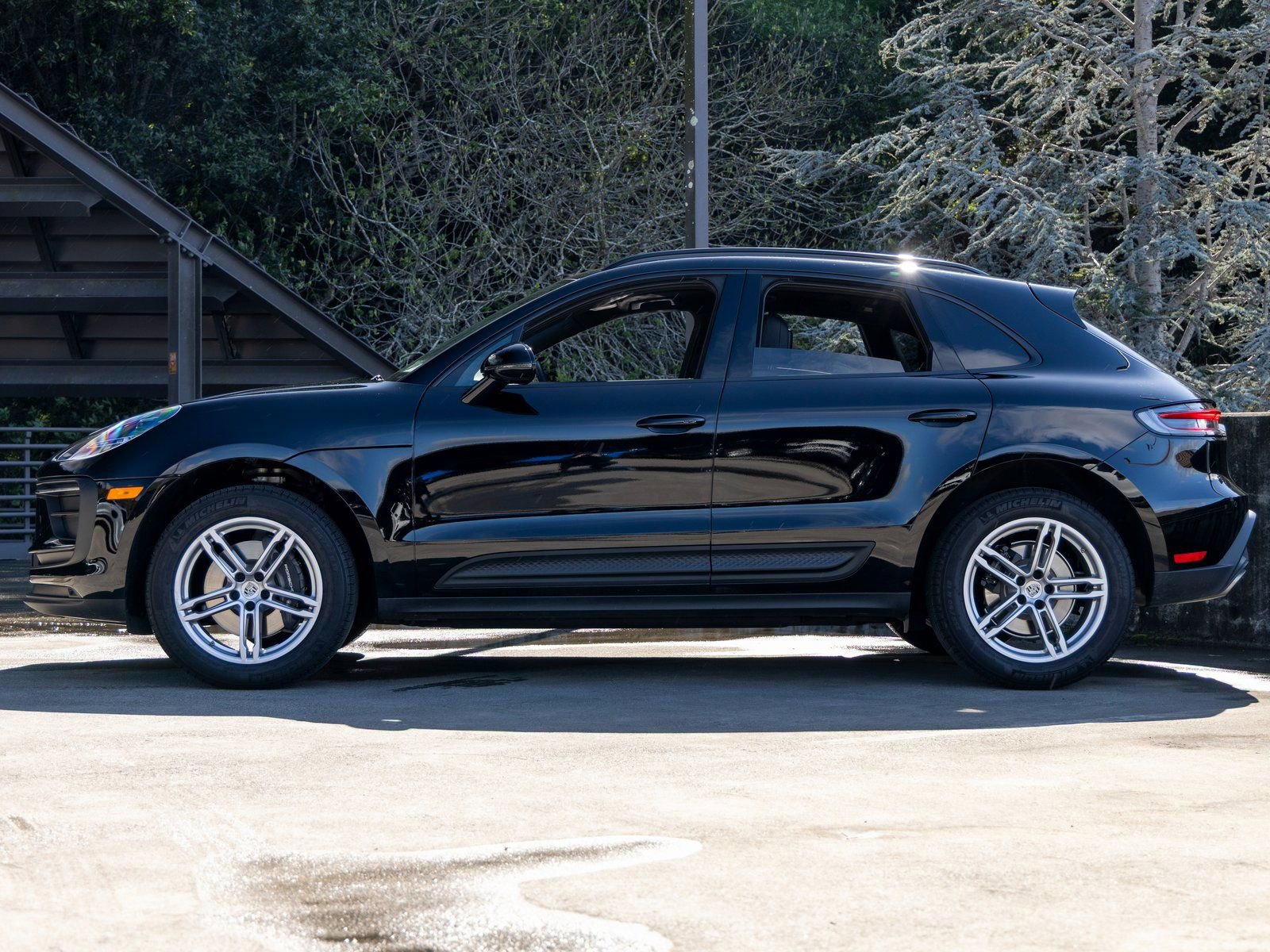 Certified 2025 Porsche Macan image 2