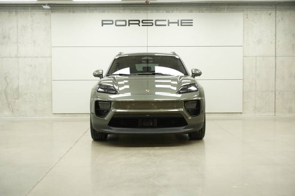 Certified 2025 Porsche Macan Electric RWD image 10