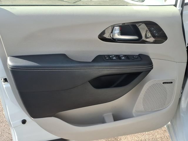 Used 2022 Chrysler Pacifica Limited FWD image 8