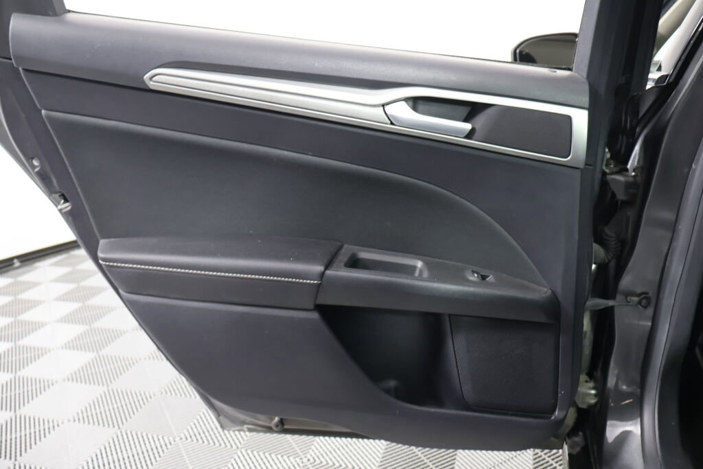 Used 2020 Ford Fusion SE image 18