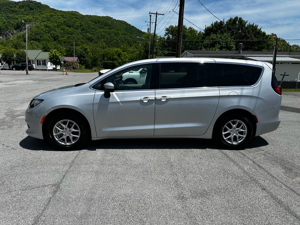 Used 2023 Chrysler Voyager LX FWD image 7