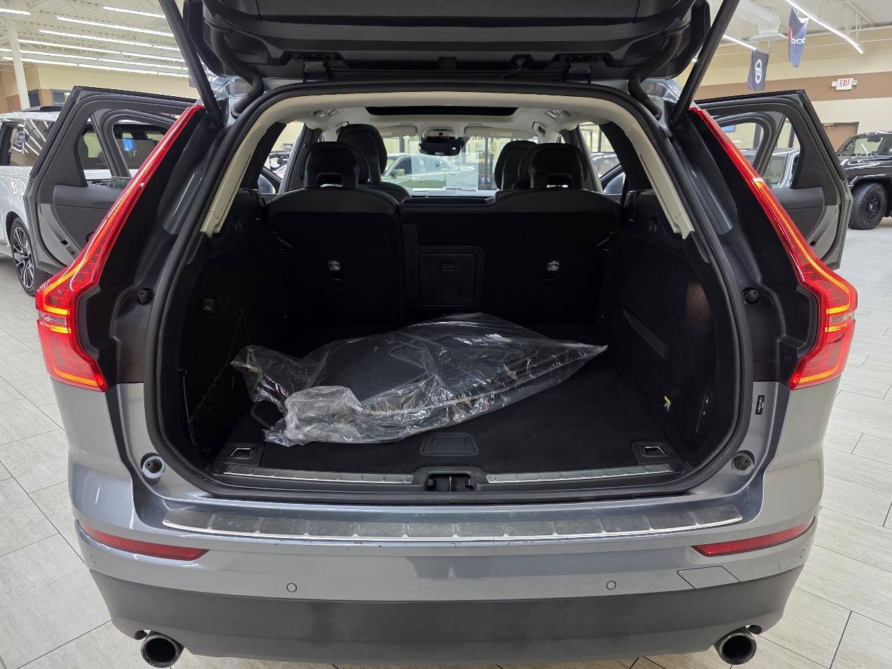 Used 2018 Volvo XC60 T5 Momentum w/ Convenience Package AWD/4WD image 13