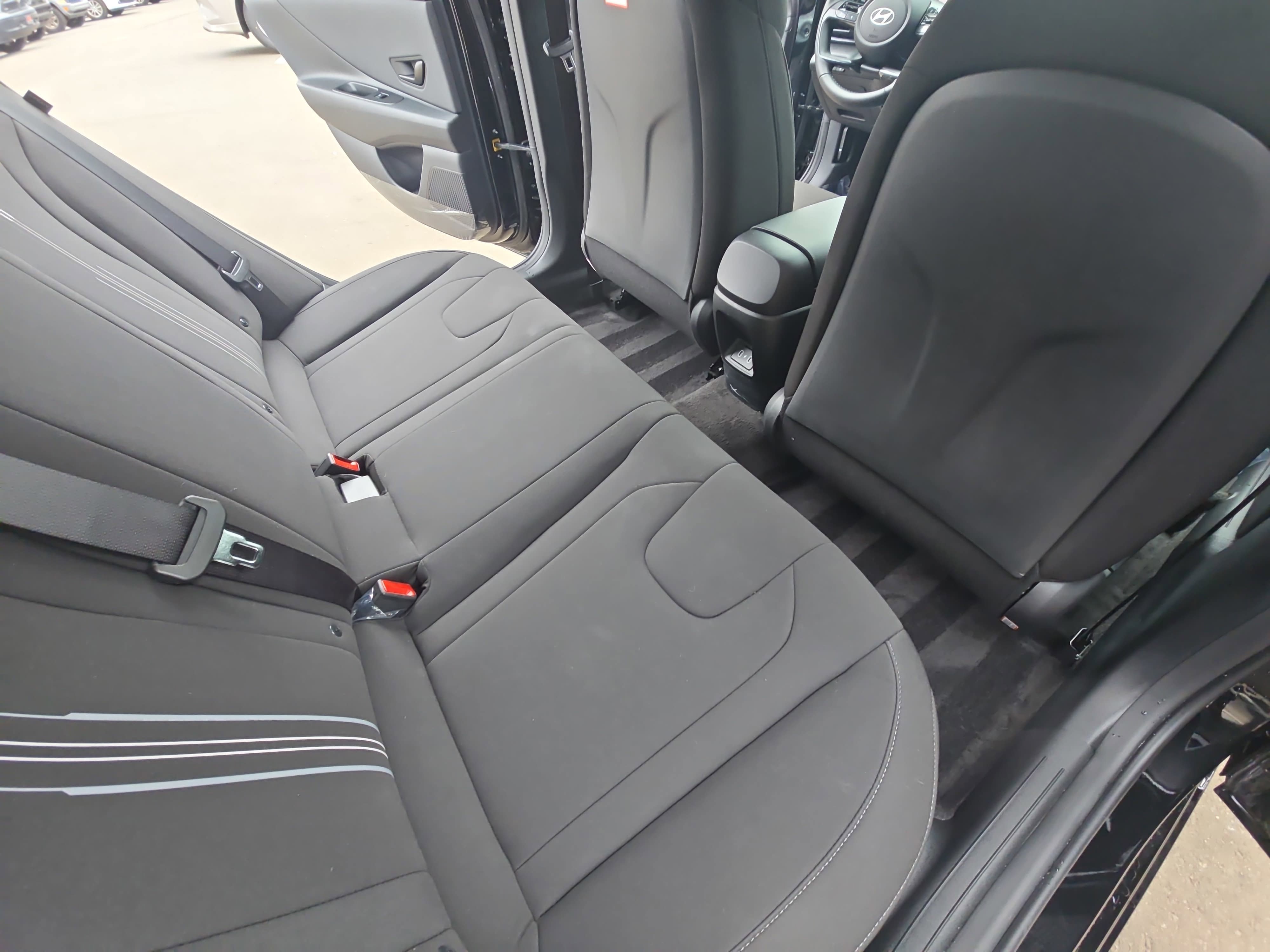 Certified 2025 Hyundai Elantra SEL FWD image 12