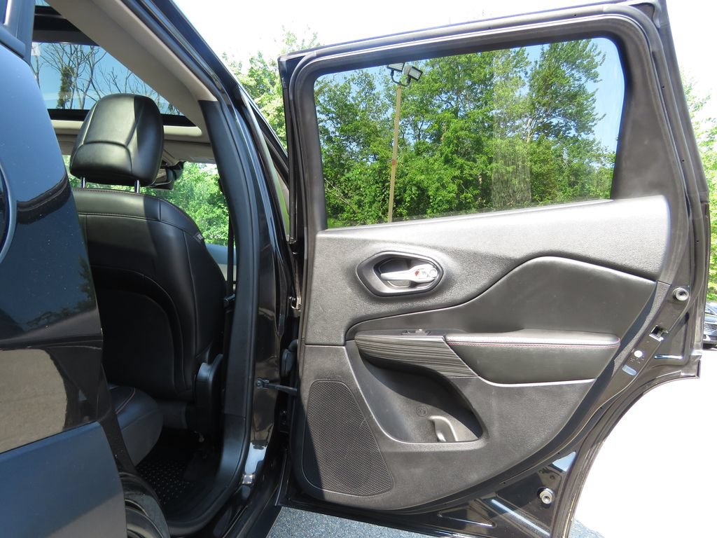 Used 2016 Jeep Cherokee Trailhawk w/ Comfort/Convenience Group AWD/4WD image 15