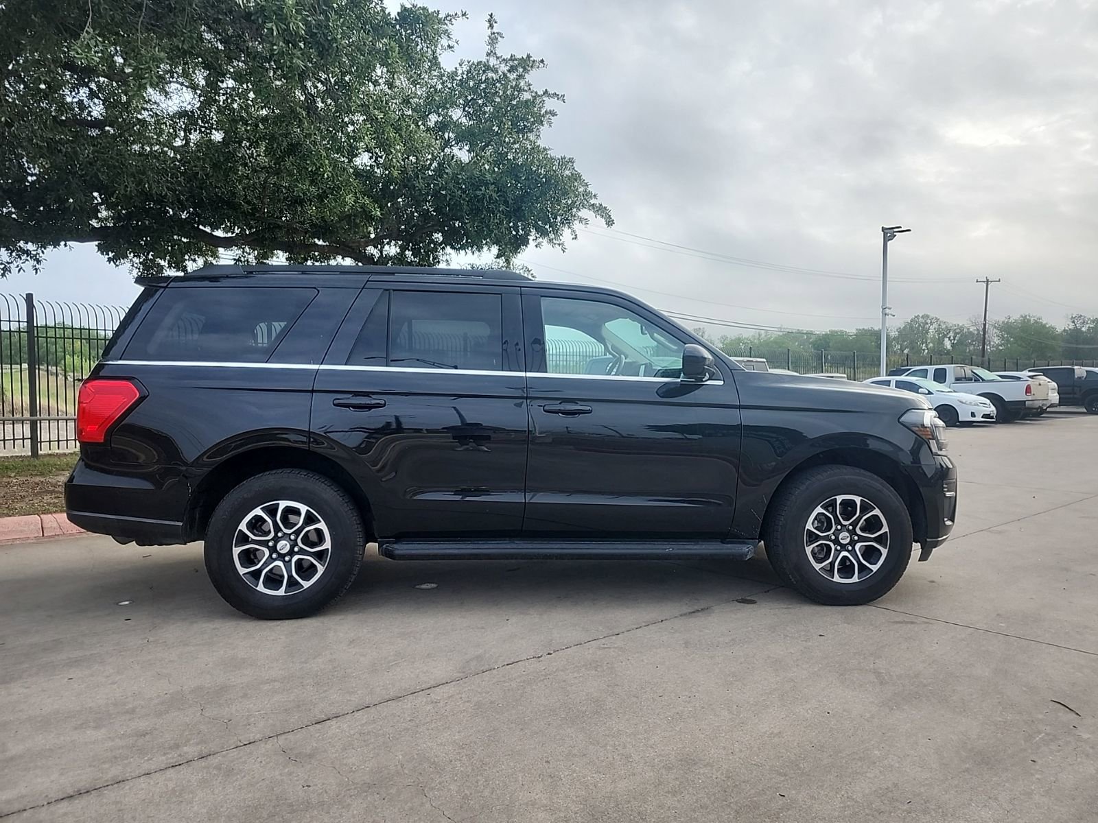 Used 2024 Ford Expedition XLT image 2