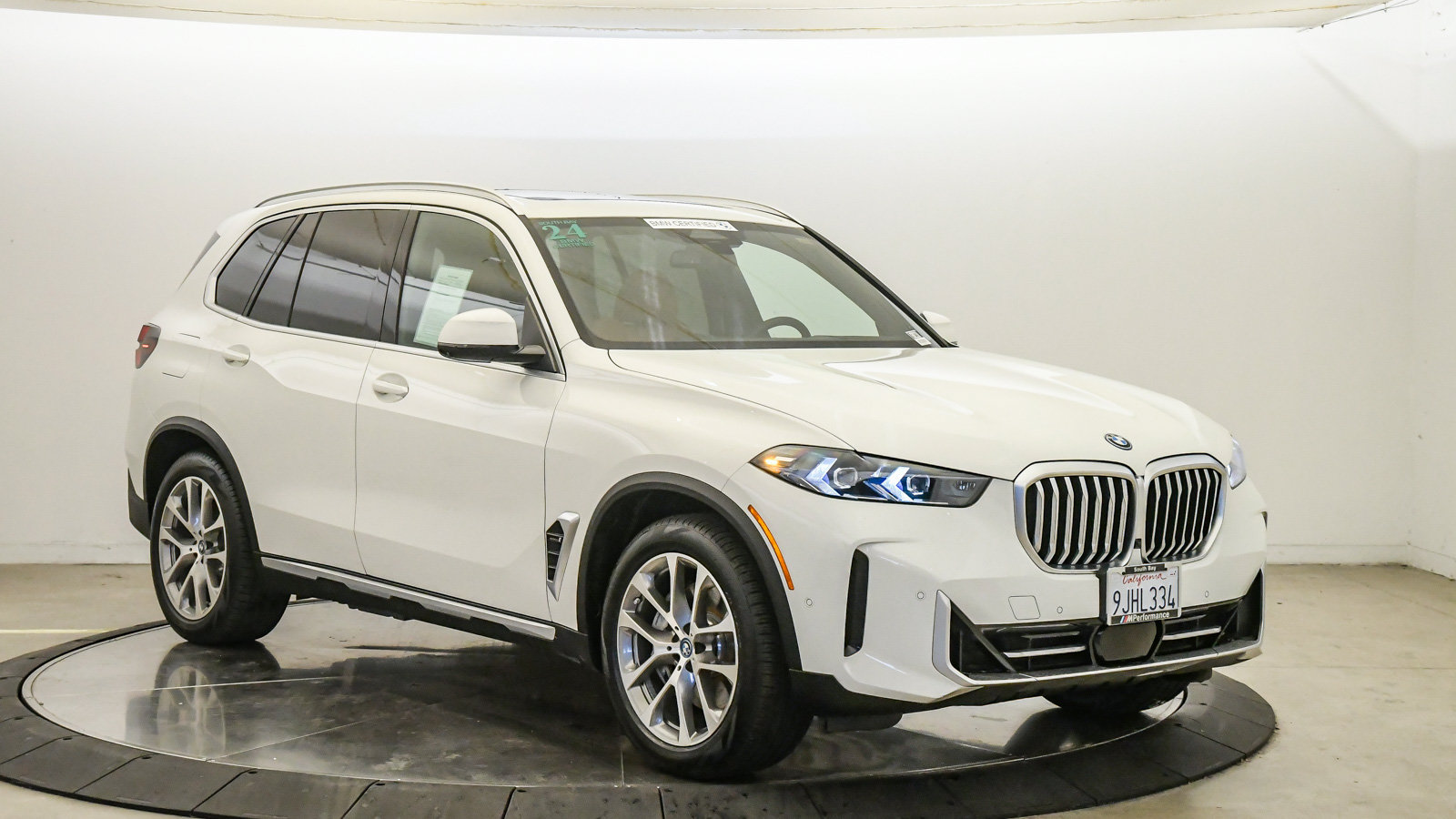 Certified 2024 BMW X5 xDrive50e w/ Premium Package AWD/4WD image 6