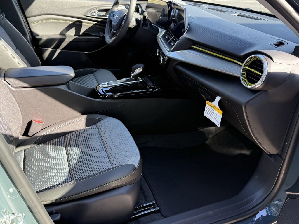 New 2026 Chevrolet Trax LT w/ Sunroof Package image 27