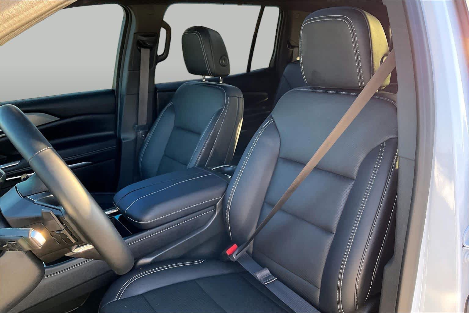 Used 2026 Chevrolet Traverse LT w/ Sun and Wheel Package FWD image 8